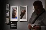 Un hombre visita la exposición. Foto de  Carlos Barba
