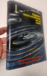 Portada del libro Objetos desconocidos en el cielo, de Antonio Ribera.