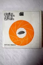 Portada del libro Platillos volantes ante la cámara, de Antonio Ribera.