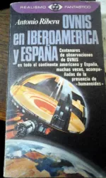 Portada del libro Los platillos volantes en Iberoamérica y España, de Antonio Ribera.
