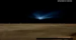Fotograma nocturno de un vídeo del Departamento de Defensa con una luz azulada que se abre en abanico sobre el horizonte.