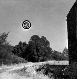 Fotomontaje de reconstrucción del relato de Cistella: fotografía del paisaje con el objeto dibujado por Cecilia de Puig.